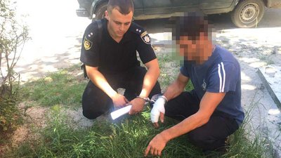 На Рівненщині затримали чоловіка, який "захищався" з ножем та поранив опонента