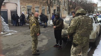 Купили недійсні посвідчення. На кордоні Одещини затримали чоловіків із фальшивими документами