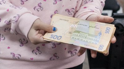 Семирічна житомирянка обрізала та продала своє волосся: гроші передала Сергію Притулі для ЗСУ