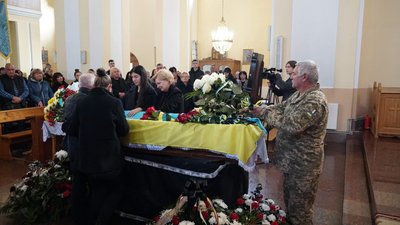 У Мукачеві попрощалися із загиблим захисником Олександром Варгою У Мукачеві попрощалися із загиблим захисником Олександром Варгою