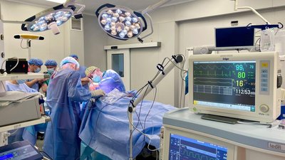 Операцію українські фахівці виконали спільно з американським нейрохірургом Люком Томичем