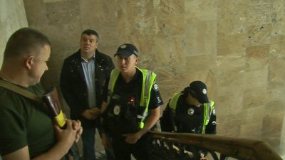 Пікет проти капремонтів: на сесію Луцькради не впустили протестувальників. Що відомо Пікет проти капремонтів: на сесію Луцькради не впустили протестувальників. Що відомо