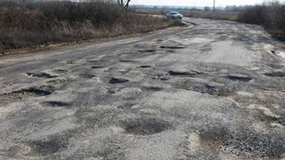 Хто має платити за ремонт автомобіля, який зазнав пошкоджень через погані дороги? – думка експерта