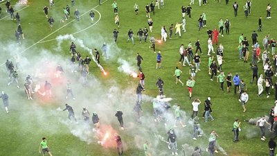 У Франції фанати напали на футболістів прямо на полі після матчу за місце у вищому дивізіоні: відео