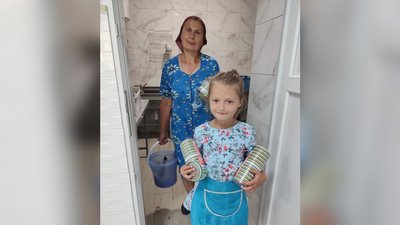 Шестирічна Аня з бабусею-бібліотекаркою Жанною Кантерук Шестирічна Аня з бабусею-бібліотекаркою Жанною Кантерук