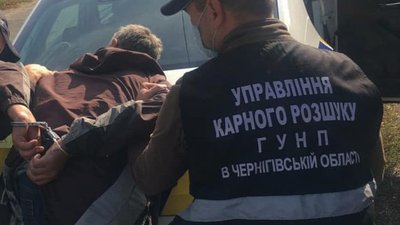 На Чернігівщині затримали 52-річного чоловіка, який неодноразово ґвалтував падчерку