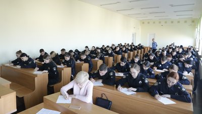 Перевіряли знання з рідної мови: у Вінниці радіодиктант національної єдності писали курсанти харківського вишу
