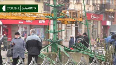 Новорічну ялинку встановлюють у Мукачеві Новорічну ялинку встановлюють у Мукачеві