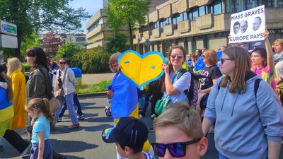 "Родичів в Росії в мене більше немає": харків'яни вийшли на підтримку України у Лейпцигу "Родичів в Росії в мене більше немає": харків'яни вийшли на підтримку України у Лейпцигу