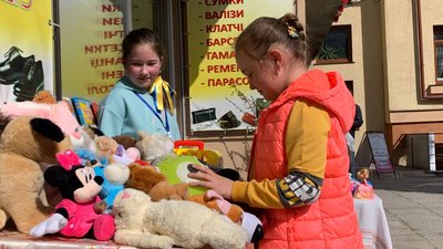 Однокласниця Ольга купує товар у Марічки