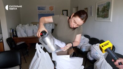 Одеські волонтери роздають гуманітарну допомогу евакуйованим херсонцям Одеські волонтери роздають гуманітарну допомогу евакуйованим херсонцям