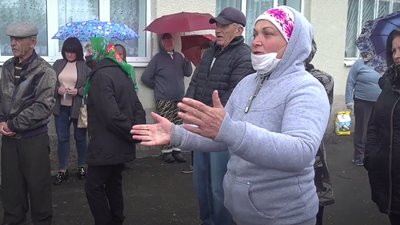 На Тернопільщині люди протестують проти свиноферми поблизу школи і дитсадка