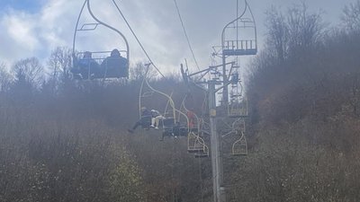 Застрягли на крісельному підйомнику Застрягли на крісельному підйомнику