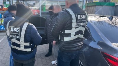За гроші допомагав скласти іспит з водіння: жителю Хмельниччини повідомили про підозру