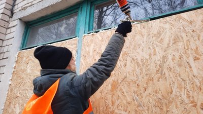 Очаків після вибухів: волонтери допомагають відновлювати міську лікарню