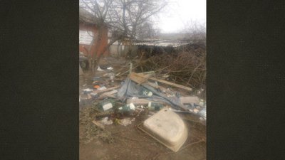 Сміття, яке залишили на подвір'ї Олени росіяни після деокупації села Сміття, яке залишили на подвір'ї Олени росіяни після деокупації села