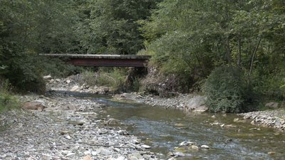 У село Бережниця звозили відходи з усього району понад 35 років. Так утворилося високогірне стихійне сміттєзвалище на березі річки Бережниця, яка впадає в Черемош У село Бережниця звозили відходи з усього району понад 35 років. Так утворилося високогірне стихійне сміттєзвалище на березі річки Бережниця, яка впадає в Черемош