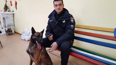 Не тільки шукають наркотики. У Кропивницькому собаки допомагають у реабілітації дітей з інвалідністю Не тільки шукають наркотики. У Кропивницькому собаки допомагають у реабілітації дітей з інвалідністю