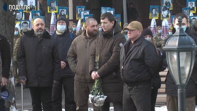 З Майдану почалася справжня Незалежність України, переконані більшість учасників сьогоднішнього Маршу пам'яті Героїв. Фото: Суспільне. Поділля. З Майдану почалася справжня Незалежність України, переконані більшість учасників сьогоднішнього Маршу пам'яті Героїв. Фото: Суспільне. Поділля.