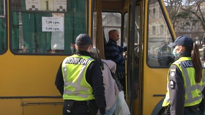 Працівники патрульної поліції перевіряють кількість пасажирів в автобусах Ужгорода