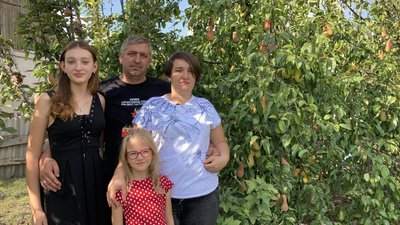 Малює загиблих батьків та хоче стати балериною. Історія Поліни, яка вижила під час розстрілу РФ колони під Куп'янськом Малює загиблих батьків та хоче стати балериною. Історія Поліни, яка вижила під час розстрілу РФ колони під Куп'янськом