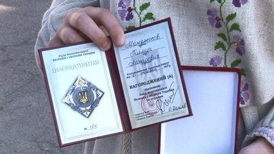"Вибач за тата": доньці загиблого атовця з Черкащини вручили батькову нагороду "Вибач за тата": доньці загиблого атовця з Черкащини вручили батькову нагороду