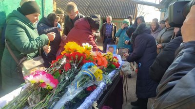 "Пішки йшов до військкомату у Суми". У Сумському районі попрощалися із померлим бійцем Сергієм Клименком "Пішки йшов до військкомату у Суми". У Сумському районі попрощалися із померлим бійцем Сергієм Клименком