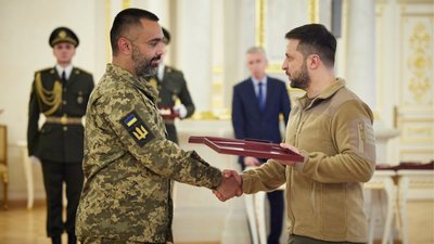 Президент нагородив "Золотою Зіркою" двох захисників з Чернігівщини Президент нагородив "Золотою Зіркою" двох захисників з Чернігівщини