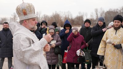 Черкащани спільно моляться поблизу Дніпра, 6 січня 2024 року