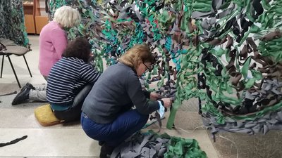 У волинській бібліотеці плетуть маскувальні сітки на потреби військових У волинській бібліотеці плетуть маскувальні сітки на потреби військових