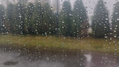 Дощові краплі на склі
