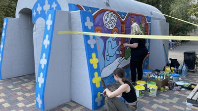 У Херсоні "Культурний десант" розмальовує бетонні укриття У Херсоні "Культурний десант" розмальовує бетонні укриття