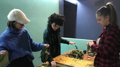 У Тернополі волонтери виготовляють маскувальні костюми У Тернополі волонтери виготовляють маскувальні костюми