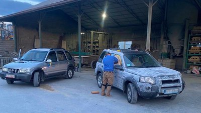У Чорткові працівники підприємства фарбують машини для військових У Чорткові працівники підприємства фарбують машини для військових