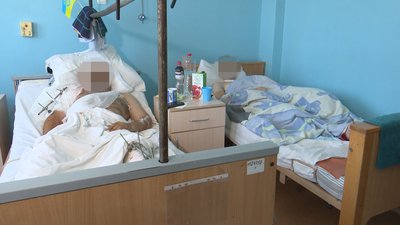 "Пролунало 15 вибухів і осколком зачепило руку". Історії поранених бійців, яких лікують на Дніпропетровщині