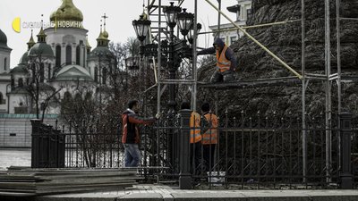 У Києві захищають пам’ятники від російських обстрілів У Києві захищають пам’ятники від російських обстрілів