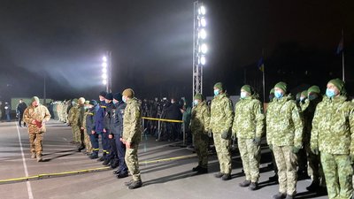Військові зустрічають Президента України, фото: Суспільне Військові зустрічають Президента України, фото: Суспільне