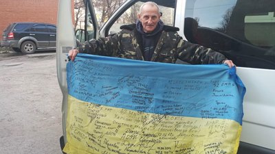 "В Краматорську попали під обстріл". Машина-волонтерка з Кропивницького потребує допомоги "В Краматорську попали під обстріл". Машина-волонтерка з Кропивницького потребує допомоги
