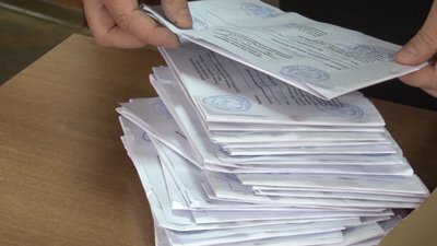 У сміттєвих пакетах та саморобних конвертах: до Черкаської ТВК звозять бюлетені