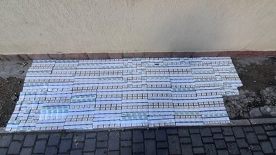 На Волині знайшли контрабандні цигарки поміж вагонів з рудою