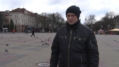 У Тернополі маріупольці провели акцію до річниці авіаудару по драмтеатру У Тернополі маріупольці провели акцію до річниці авіаудару по драмтеатру