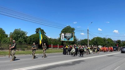 Похоронна процесія за бійцем Михайлом Петришиним