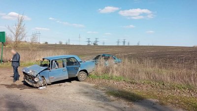 Біля селища на Харківщині зіштовхнулися два легковики: семеро людей травмувалися Біля селища на Харківщині зіштовхнулися два легковики: семеро людей травмувалися