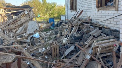 "Привалило чоловіка мого": на Полтавщині жителі села розбирають завали після російського обстрілу "Привалило чоловіка мого": на Полтавщині жителі села розбирають завали після російського обстрілу