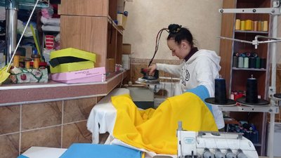 У селі на Тернопільщині шиють українські прапори У селі на Тернопільщині шиють українські прапори