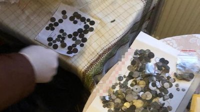 На Хмельниччині працівники СБУ вилучили старовинні монети, які житель області хотів вивезти в ЄС