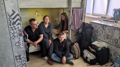 Дев'ять днів під обстрілами і сім – в дорозі: історія двох сестер з Харкова, які оселилися у Луцьку