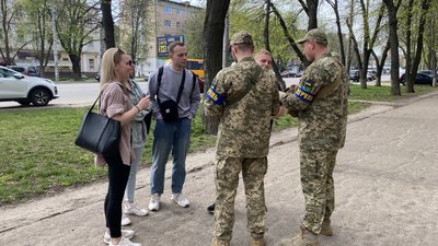 Військовослужбовці ТЦК роздають повістки: як реагують у Полтаві Військовослужбовці ТЦК роздають повістки: як реагують у Полтаві
