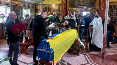 У Сумах прощаються з загиблим Олександром Борисенком У Сумах прощаються з загиблим Олександром Борисенком