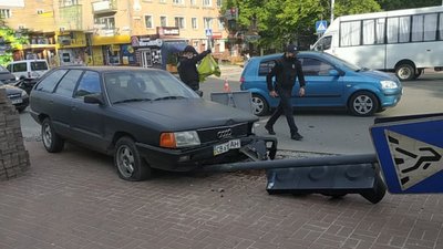 У Чернігові поновлять розслідування у справі ДТП, коли через зіткнення на жінку впав світлофор